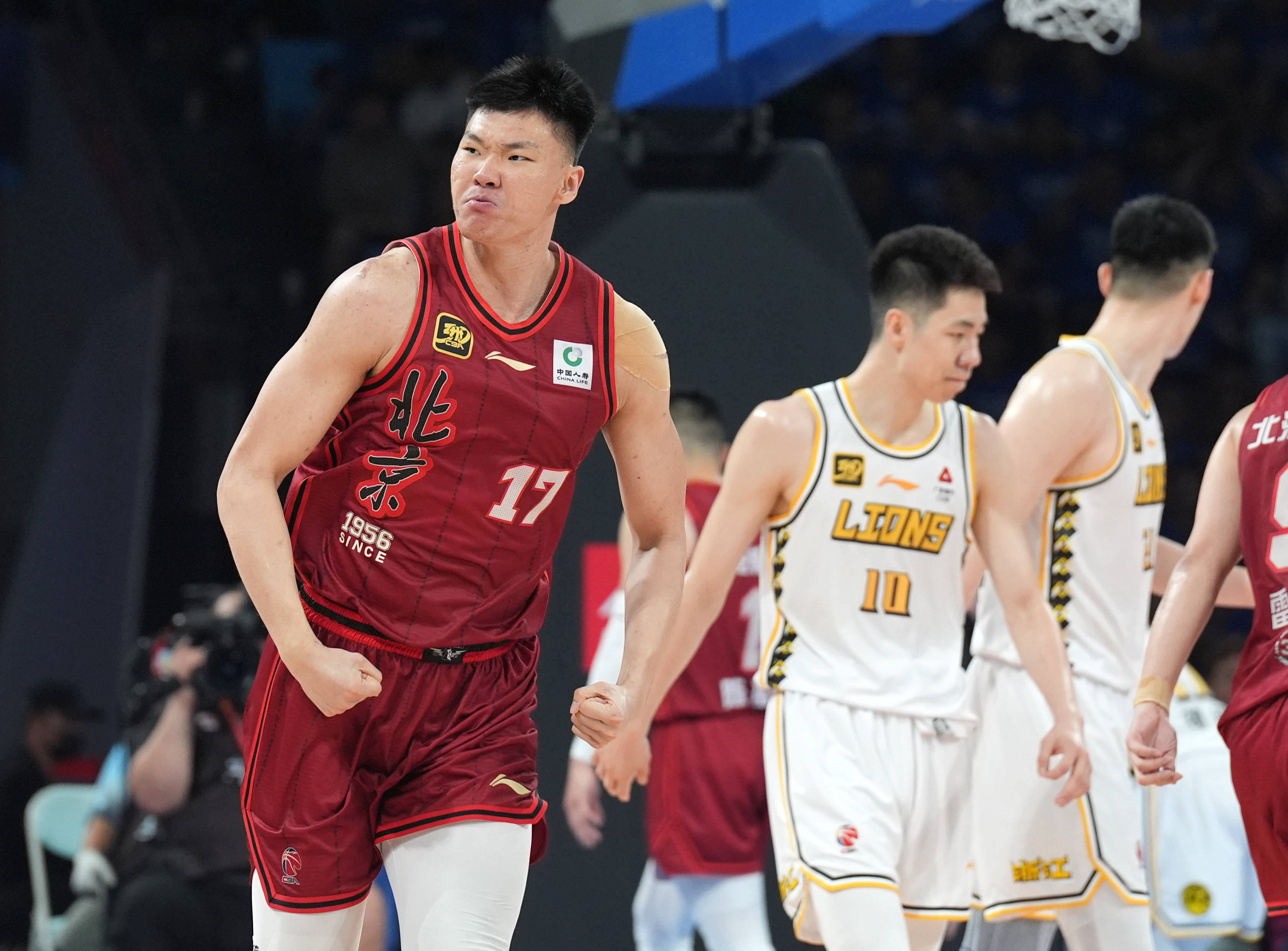 图片报：阿德耶米因换下场时发火被多特罚款9万欧元
