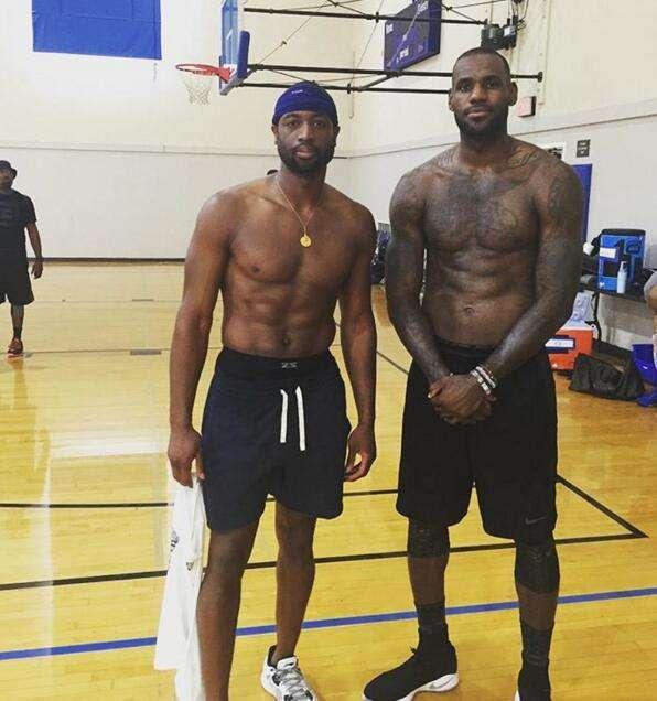 齐达内与蒯纪闻共同现身上海交大出席活动，现场教学马赛回旋