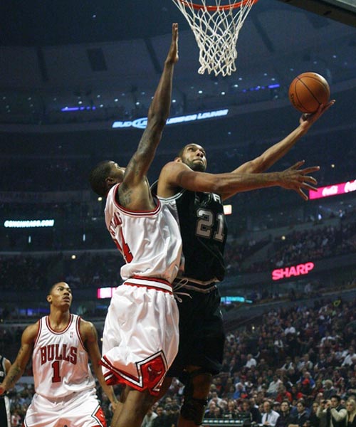 U22国足力克韩国U22，球迷在球员谢场时高喊“雄起”