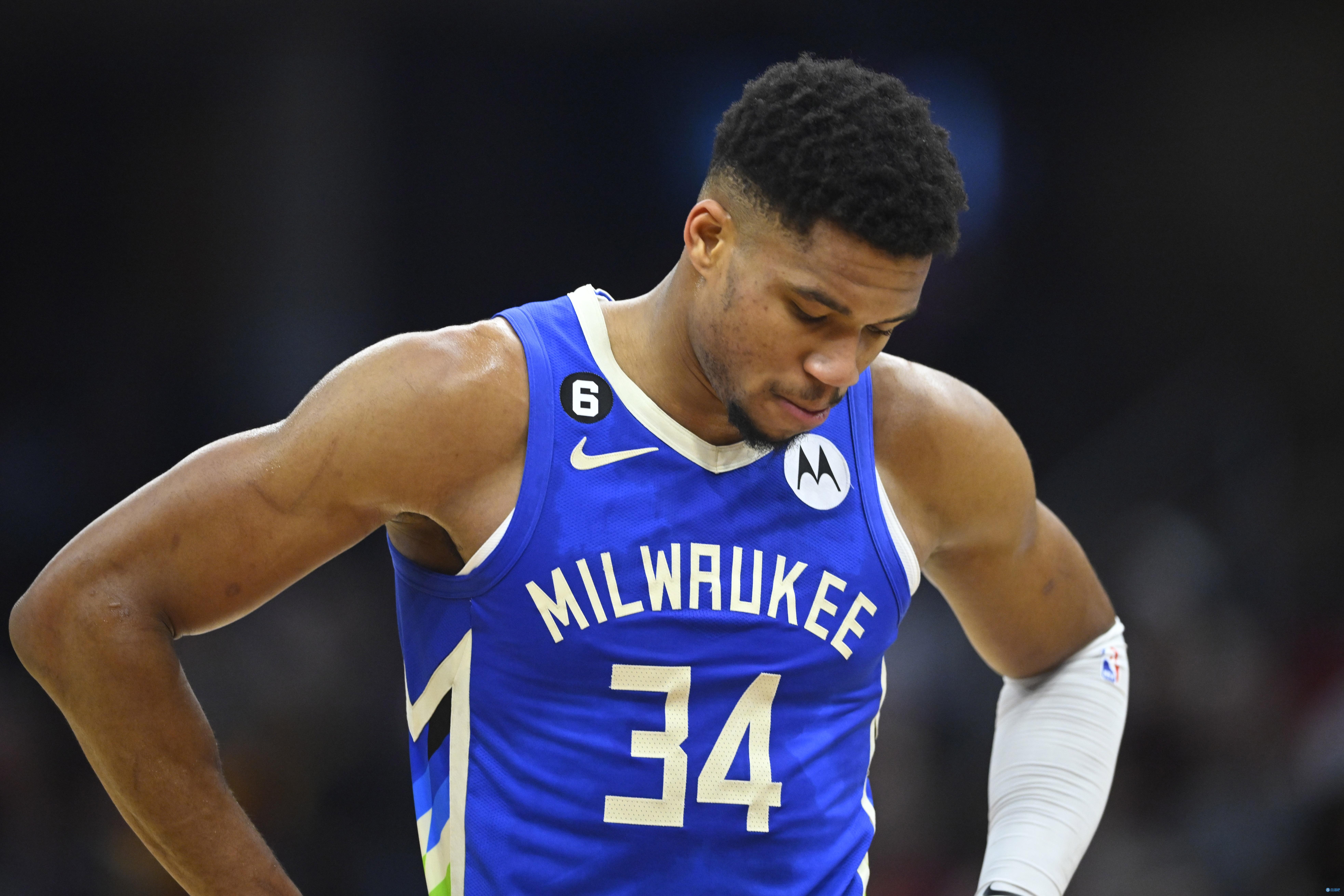 飞膝击+禁区外手球！球迷热议：特拉福德居然没被红牌罚下？VAR？