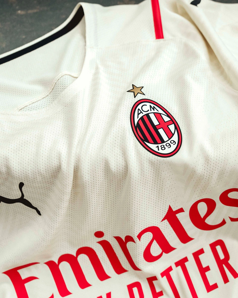 多位小球迷为詹皇唱生日歌 美媒晒13数据赞GOAT 统治最年轻最年长