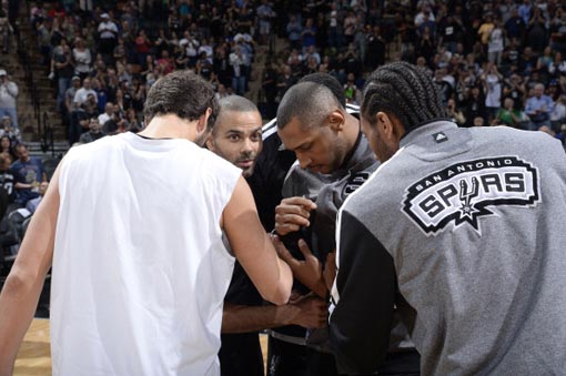 勇士队继续关注戴维斯交易，但具体方案尚未明朗